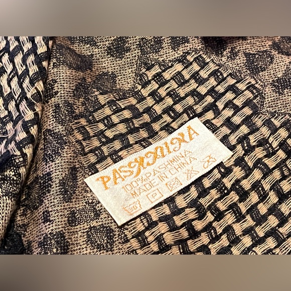 9️⃣Lot of 9 Random Scarves in Varying Colors/Sizes/Brands/Materials/Conditions - Picture 12 of 17